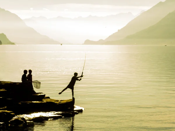 Kinder Fischen am Brienzersee